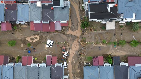 Foto Udara Kawasan Elit di Padang Luluh Lantak Diterjang Banjir Bandang