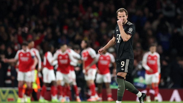 LONDON, ENGLAND - NOVEMBER 26: Harry Kane of Bayern Munich reacts after they concede a second goal during the UEFA Champions League 2025/26 League Phase MD5 match between Arsenal FC and FC Bayern München at Arsenal Stadium on November 26, 2025 in London, England. (Photo by Julian Finney - UEFA/UEFA via Getty Images)