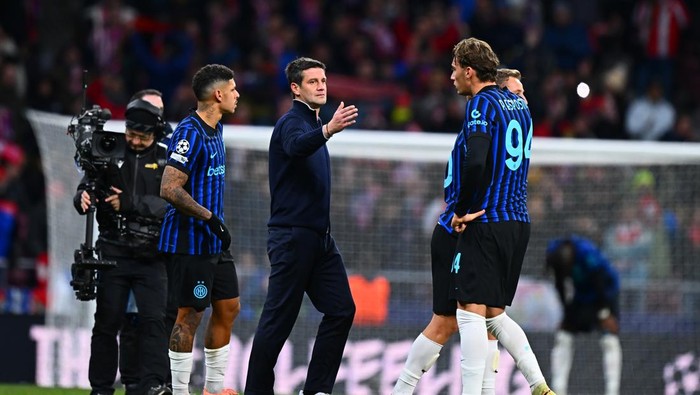 MADRID, SPAIN - NOVEMBER 26:  Head coach of FC Internazionale Cristian Chivu reacts with Pio Esposito at the end of the UEFA Champions League 2025/26 League Phase MD5 match between Atletico de Madrid and FC Internazionale Milano at Estadio Metropolitano on November 26, 2025 in Madrid, Spain. (Photo by Mattia Pistoia - Inter/Inter via Getty Images)