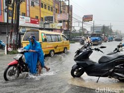 Jalan Perhubungan Percut Sei Tuan Terendam Banjir, Banyak Kendaraan Mogok