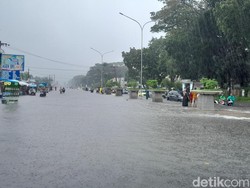 Jalan di Depan Kampus Unimed Banjir Parah, Begini Penampakannya!
