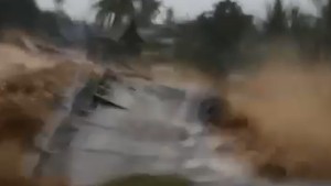 Video: Detik-detik Jembatan Gunung Nago di Padang Ambruk Dihantam Banjir