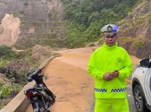 Longsor di Jalan Jambi-Sumbar Masih Terjadi, Petugas Masih Siaga di Lokasi
