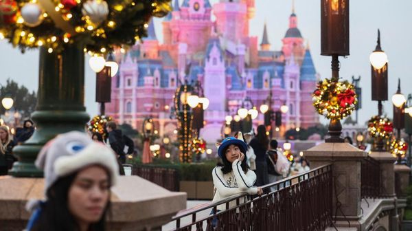 Kemeriahan Dekorasi Natal Sambut Pengunjung di Shanghai Disneyland