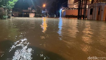 Ramai-ramai Warga Ngungsi ke Hotel hingga Kantor Imbas Banjir Medan