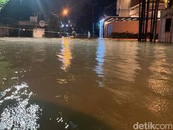 Ramai-ramai Warga Ngungsi ke Hotel hingga Kantor Imbas Banjir Medan