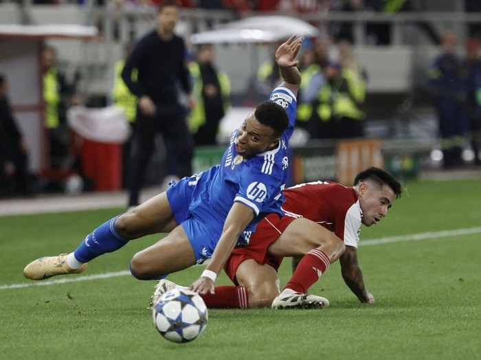 Soccer Football - UEFA Champions League - Olympiacos v Real Madrid - Georgios Karaiskakis Stadium, Piraeus, Greece - November 26, 2025 Real Madrid's Kylian Mbappe in action with Olympiacos' Francisco Ortega REUTERS/Louiza Vradi
