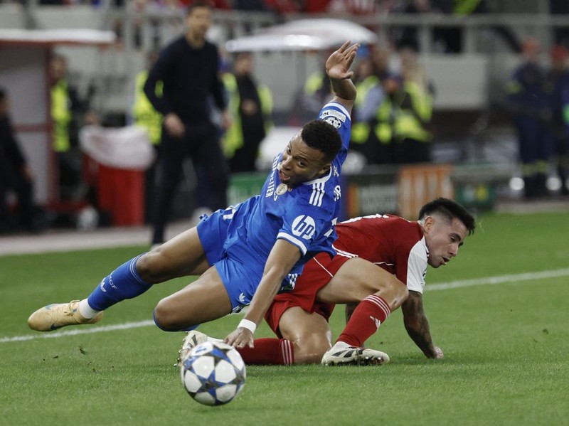 Soccer Football - UEFA Champions League - Olympiacos v Real Madrid - Georgios Karaiskakis Stadium, Piraeus, Greece - November 26, 2025 Real Madrid's Kylian Mbappe in action with Olympiacos' Francisco Ortega REUTERS/Louiza Vradi