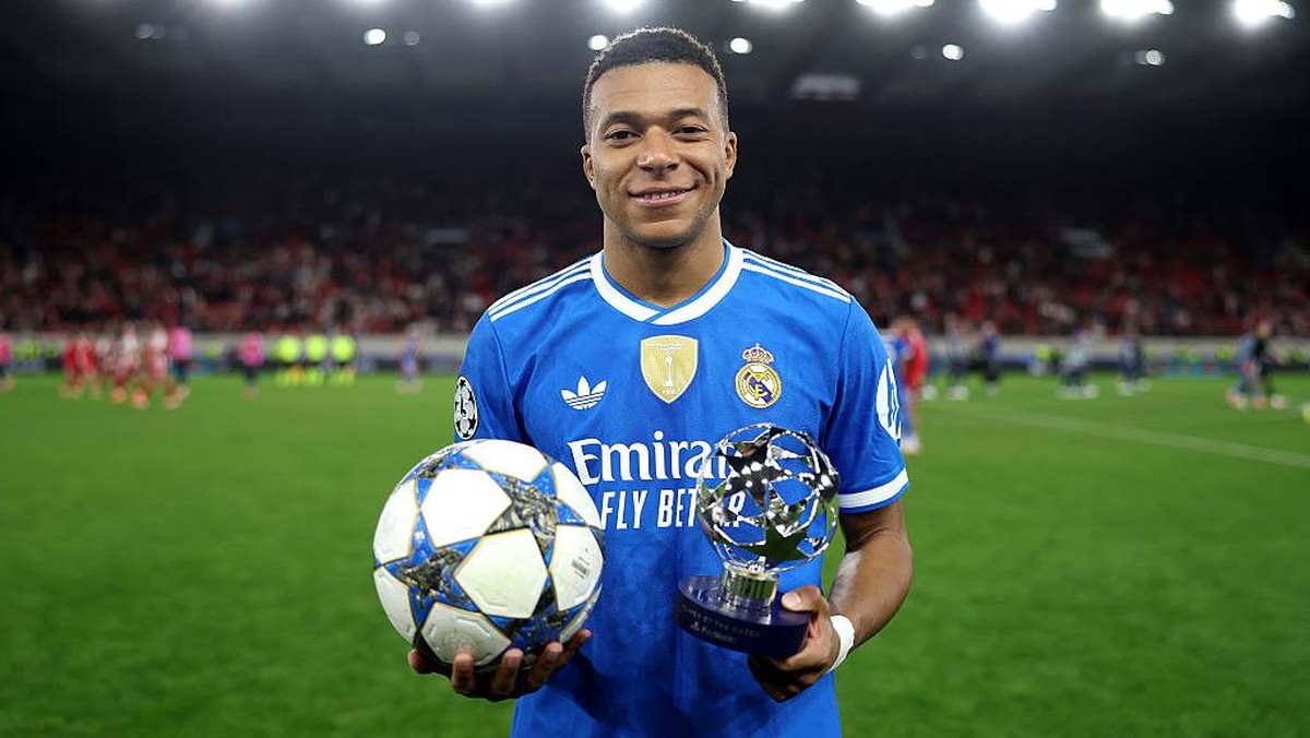 Kylian Mbappe memegang bola pertandingan dan trofi man of the match usai mencetak empat gol ke gawang Olympiakos. Foto: UEFA via Getty Images/Alex Pantling - UEFA