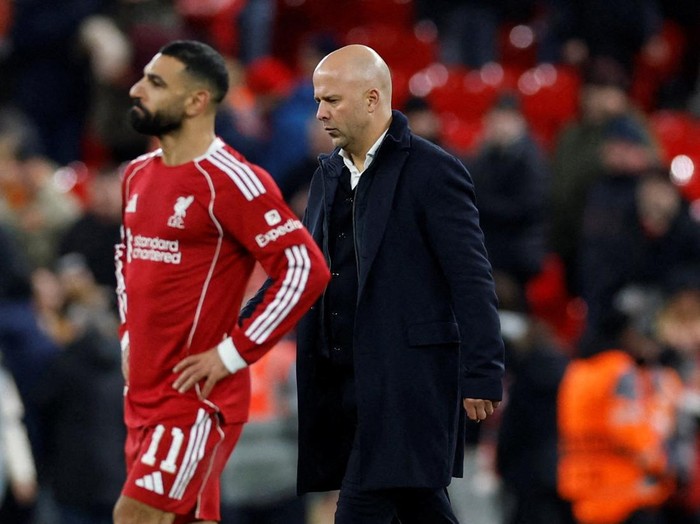 Soccer Football - UEFA Champions League - Liverpool v PSV Eindhoven - Anfield, Liverpool, Britain - November 26, 2025 Liverpool manager Arne Slot and Liverpool's Mohamed Salah after the match Action Images via Reuters/Jason Cairnduff     TPX IMAGES OF THE DAY