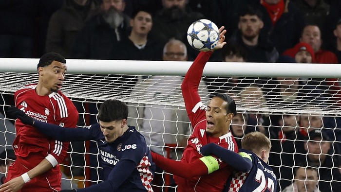 Soccer Football - UEFA Champions League - Liverpool v PSV Eindhoven - Anfield, Liverpool, Britain - November 26, 2025 Liverpools Virgil van Dijk handles the ball before the referee awards a penalty to PSV Eindhoven Action Images via Reuters/Jason Cairnduff