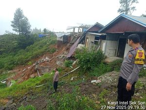 Longsor di Sungai Penuh Jambi, Dapur Warung Milik Warga Ambruk