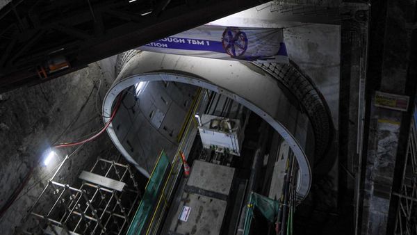 Melihat dari Dekat Stasiun Terdalam dan Terowongan Bertingkat di Jakarta