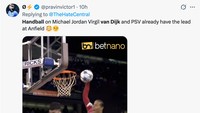 Nih gambarannya, Van Dijk coba memasukkan bola ke ring. (Foto: X.com/@pravinvictor1)