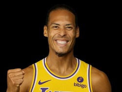 Aksi konyol Van Dijk menghadirkan beragam meme. Salah satunya kapten Liverpool itu dicap sebagai atlet basket. (Foto: X.com@Collinsbrains12)