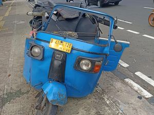 Kronologi Mobil Pecah Ban Tabrak Bajaj hingga Ringsek di Jakpus