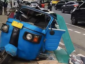 Bajaj Biru Hancur Ditabrak Mobil Oleng Pecah Ban di Cempaka Putih