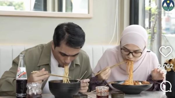 Momen Hangat Herfiza Novianti Saat Makan Bersama Keluarga