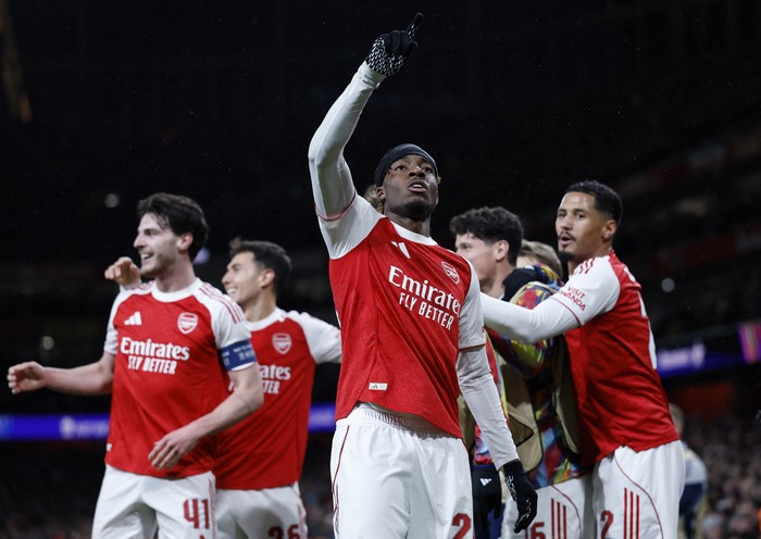 Soccer Football - UEFA Champions League - Arsenal v Bayern Munich - Emirates Stadium, London, Britain - November 26, 2025 Arsenals Noni Madueke celebrates scoring their second goal with teammates Action Images via Reuters/Peter Cziborra