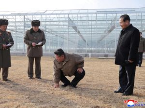 Kim Jong Un Tinjau Pembangunan Kompleks Rumah Kaca Sinuiju