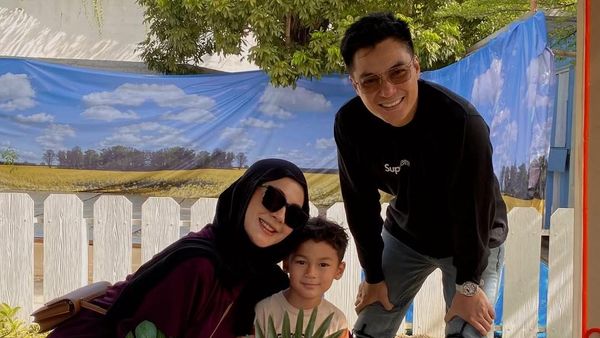 Senyum Baim Wong dan Paula Verhoeven di Acara Sekolah Anak