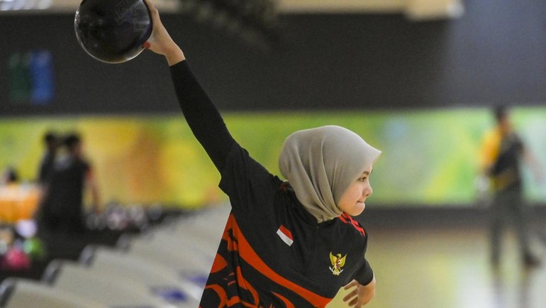Peboling putri Indonesia Aldila Indryati mengikuti pemusatan latihan nasional (Pelatnas) SEA Games Thailand cabang boling di Jaya Ancol Bowling Center, Jakarta, Kamis (27/11/2025). ANTARA FOTO/Hafidz Mubarak A