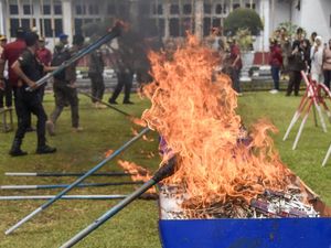 Pemusnahan Rokok Ilegal Senilai Rp 8,1 Miliar di Tasikmalaya