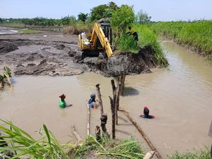 Perbaikan 2 Tanggul Anak Kali Lamong Ditarget Tuntas 3 Hari