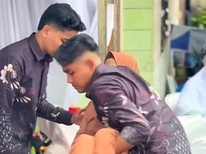 Momen Haru di Pernikahan Viral, Anak Gendong Ibu yang Stroke Menuju Pelaminan