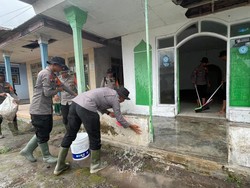 Petugas Gabungan Bersihkan Rumah-Tempat Ibadah Terdampak Erupsi Semeru