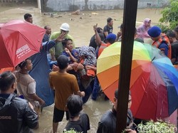 Cerita Nenek Sulasih Selamat dari Banjir Usai Terjebak 5 Jam di Loteng