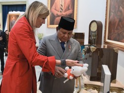 Bertukar Cenderamata, Prabowo Beri Batik-Ratu Maxima Hadiahi Boneka untuk Bobby