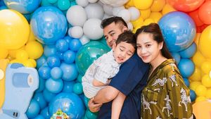 7 Foto Kejutan Ultah Rayyanza, Nagita Slavina Curi Atensi Pakai Piyama Zebra