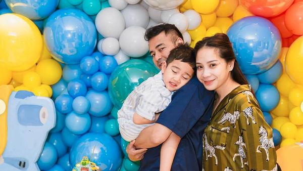 7 Foto Kejutan Ultah Rayyanza, Nagita Slavina Curi Atensi Pakai Piyama Zebra