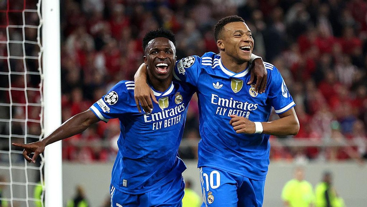 Mbappe (kanan) merayakan golnya bersama Vinicius. Foto: UEFA via Getty Images/Alex Pantling - UEFA
