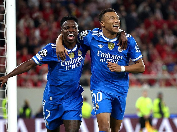 PIRAEUS, GREECE - NOVEMBER 26: Kylian Mbappe of Real Madrid (L) celebrates scoring his team's fourth goal with teammate Vinicius Junior (L) during the UEFA Champions League 2025/26 League Phase MD5 match between Olympiacos FC and Real Madrid C.F. at Stadio Georgios Karaiskakis on November 26, 2025 in Piraeus, Greece. (Photo by Alex Pantling - UEFA/UEFA via Getty Images)