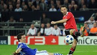 Rekor pemain tertua di fase knockout Liga Champions masih dipegang Ryan Giggs (MU) saat hadapi Schalke di tahun 2011. Usianya 37 tahun 148 hari (Corbis via Getty Images/Matthew Ashton)