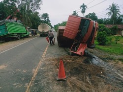 Gerak Cepat Polantas Urai Macet Imbas Kecelakaan 2 Truk di Pelalawan