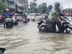 Medan Banjir, Jalan Depan USU Tergenang hingga Kendaraan Mogok