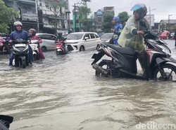Medan Banjir, Jalan Depan USU Tergenang hingga Kendaraan Mogok