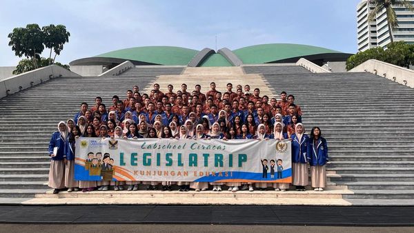 Legislatrip 2025 Siswa SMA Labschool Ciracas, Belajar Demokrasi di Gedung DPR