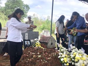 Tangis Keluarga Korban Perampokan di Palembang Saat Proses Pemakaman