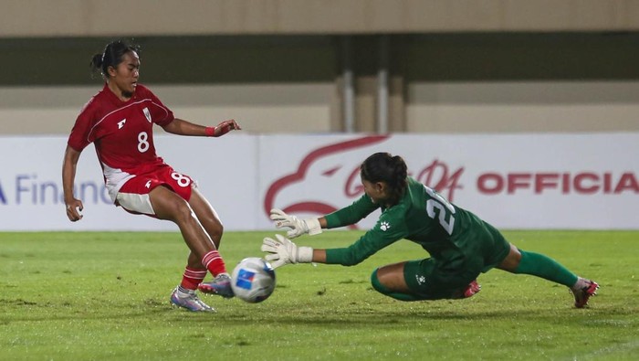 Pesepak bola Timnas Putri Indonesia Aulia Al Mabruroh (kiri) merayakan gol yang dicetaknya bersama Reva Oktaviani (tengah) dan Marsela Yuliani Awi (kanan) saat menghadapi Timnas Puteri Nepal pada laga International Women's Friendly Match di Stadion Maguwoharjo, Sleman, D.I Yogyakarta, Rabu (26/11/2025). Timnas Putri Indonesia menang atas Nepal dengan skor 2:1. ANTARA FOTO/Andreas Fitri Atmoko