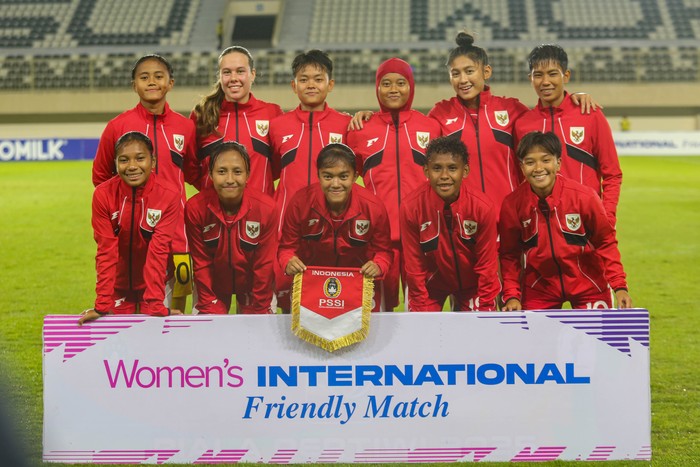 Pesepak bola Timnas Putri Indonesia Aulia Al Mabruroh (kiri) merayakan gol yang dicetaknya bersama Reva Oktaviani (tengah) dan Marsela Yuliani Awi (kanan) saat menghadapi Timnas Puteri Nepal pada laga International Womens Friendly Match di Stadion M