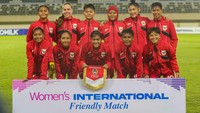 Pesepak bola Timnas Putri Indonesia berfoto sebelum bertanding melawan Timnas Putri Nepal pada laga International Womens Friendly Match di Stadion Maguwoharjo, Sleman, D.I Yogyakarta, Rabu (26/11/2025). ANTARA FOTO/Andreas Fitri Atmoko