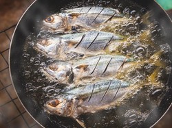 Contek Yuk! Cara Masak Ikan Goreng Agar Tidak Lengket dan Hancur