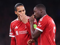 Van Dijk dan Konate Lamban, Liverpool Jadi Bulan-bulanan Lawan