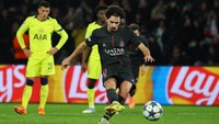 Vitinha bikin 3 gol, termasuk satu dari titik putih, untuk membantu PSG meraih kemenangan dengan skor 5-3 melawan Spurs yang datang bertamu. Foto: REUTERS/Sarah Meyssonnier