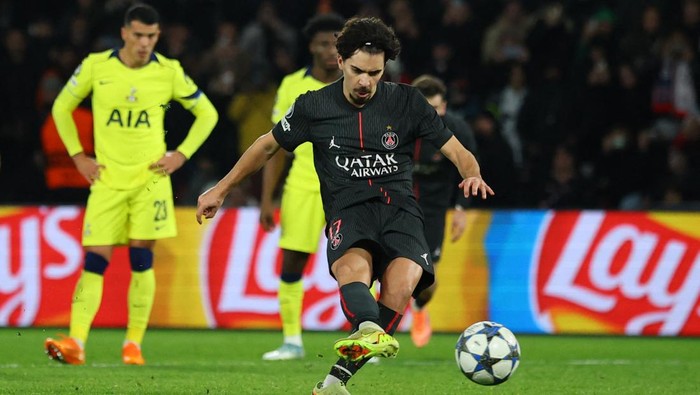 Soccer Football - UEFA Champions League - Paris St Germain v Tottenham Hotspur - Parc des Princes, Paris, France - November 26, 2025 Paris St Germain's Vitinha scores their fifth goal from the penalty spot to complete his hat-trick REUTERS/Sarah Meyssonnier