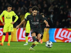 Vitinha bikin 3 gol, termasuk satu dari titik putih, untuk membantu PSG meraih kemenangan dengan skor 5-3 melawan Spurs yang datang bertamu. Foto: REUTERS/Sarah Meyssonnier
